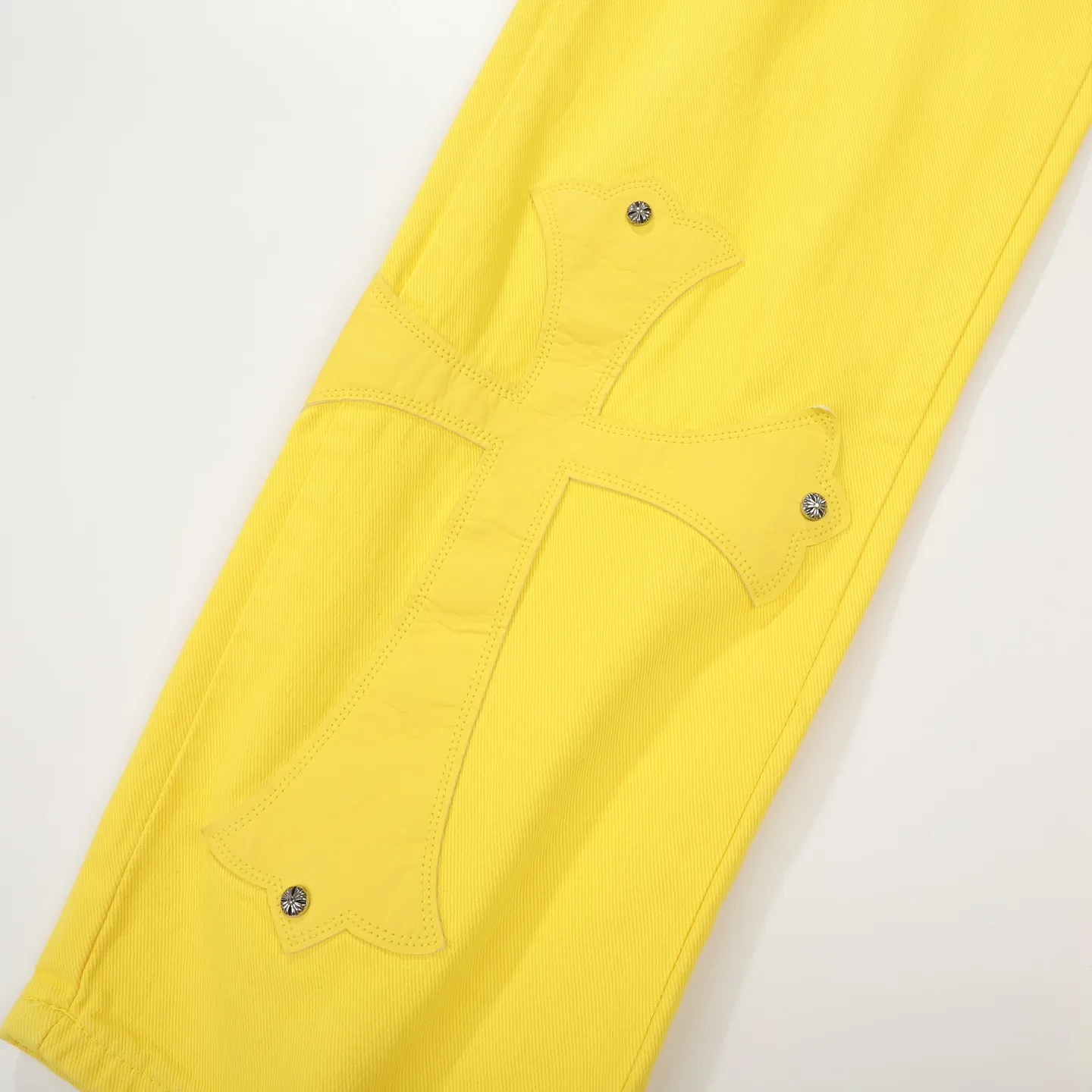 P280 Chrome hearts CH Fan Chengcheng's same style New York limited large leather label dopamine yellow jeans Special Italian cowhide printed and cut Customized sheepskin three-layer thick thread leather The whole body is spliced in heavy water washing craftsman's hand-splashed ink You can see the details Three-dimensional cutting version Loose and comfortable, not picky about the figure Make you taller and slimmer Factory Seiko Original quality control Same style for men and women Can be matched with couples Versatile recommendation Necessary jeans for all seasons Color: lemon yellow Size: s m l xl